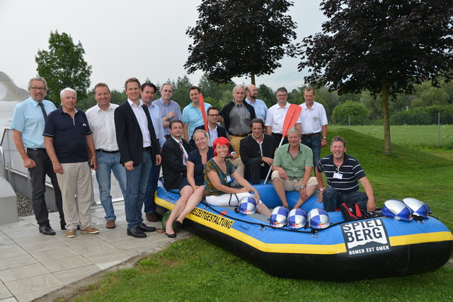 Wir sitzen alle in einem Boot. "Freunde für Freunde" beim Treffen in der Aqualux-Therme Fohnsdorf. Fotos: Pfister