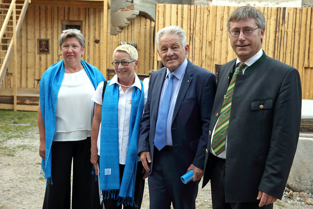 Die Vereinsobfrauen Stefanie Stadler und Margit Kruckenhauser mit Landeshauptmann Josef Pühringer und Bürgermeister Hermann Reingruber (v. l.) vor den Kulissen. | Foto: Land OÖ/Kauder
