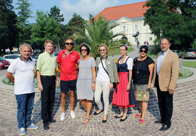 Start der „Kennenlern-Tour“ startete vor dem Stadttheater. Mit dabei war Tourismusreferent Stadtrat Otto Umlauft