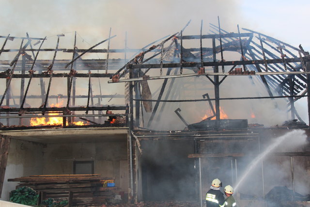 Brand bei Leonhartsberger in Mitterdörfel 28, Bad Kreuzen | Foto: Zinterhof