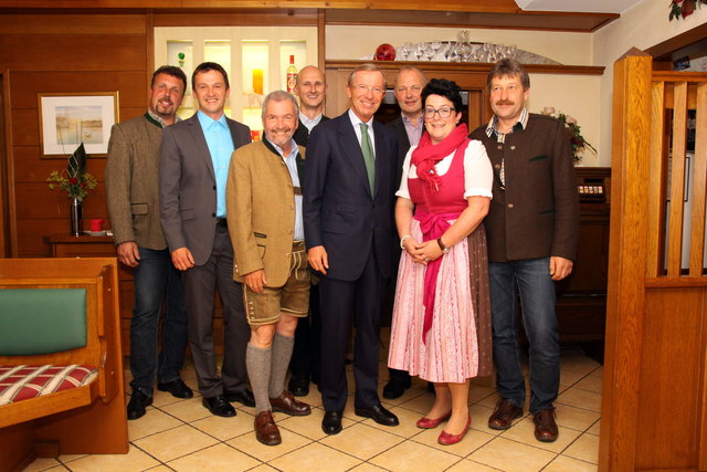 Alexander Huber jun, BGM Hannes Weitgasser, Josef Reisenberger, Hubert Stock, Landeshauptmann Wilfried Haslauer, Bezirksobmann BGM Rupert Winter, Gemeindeparteiobfrau Margarete Seidl und Stefan Holzer jun. (v.l.) | Foto: ÖVP