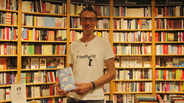 Helmut Zechner, Geschäftsführer der Buchhandlung Heyn und seine Buchempfehlung "Fisch in der Streichholzschachtel" von Martin Amanshauser | Foto: Magdalena Egger