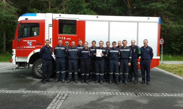 Zwölf Kameraden der Feuerwehren St. Leonhard/Hw. und Wolfshoferamt haben gemeinsam die Ausbildungsprüfung Atemschutz in Bronze absolviert.