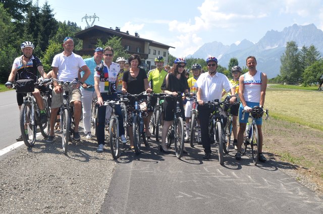 Gedränge am neuen Radweg; mit dabei auch die ressortzuständigen LH-Vizes Ingrid Felipe und Josef Geisler.
