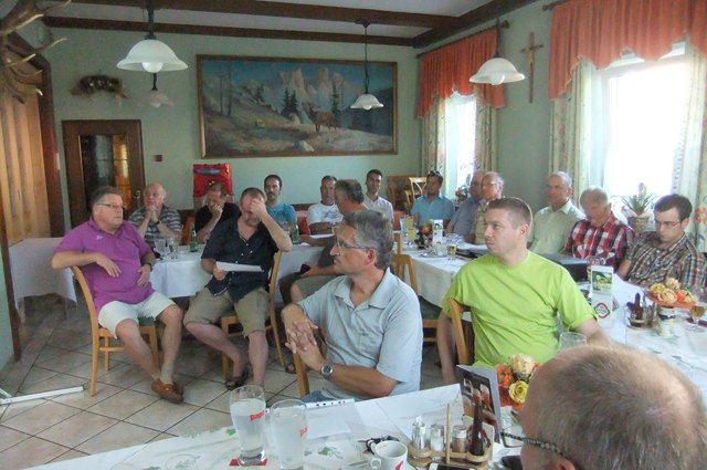 Blick zu den Vereinsvertretern Gruppe Mitte