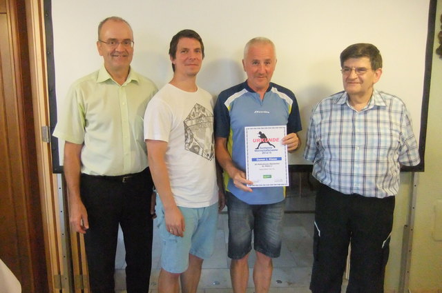 Meistertitel für SG. Pottenbrunn- St. Pölten Damen im Bild Herzog, Scharf, Johann Voller und Guppenreferent Walter Ast