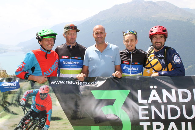 Jürgen Schlender (Alutech), Helmut Wolf (Obmann Nauders-Tourismus), Uli Stampfer (Ferienregion Reschenpass), Manuel Baldauf (GF Nauders-Tourismus) und Biker Georg Rotter bei der Eröffnungsfeier.