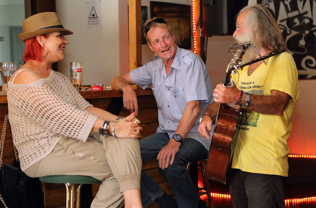 Gabi B., Rudi Mayer und Centauri Alpha musizieren
