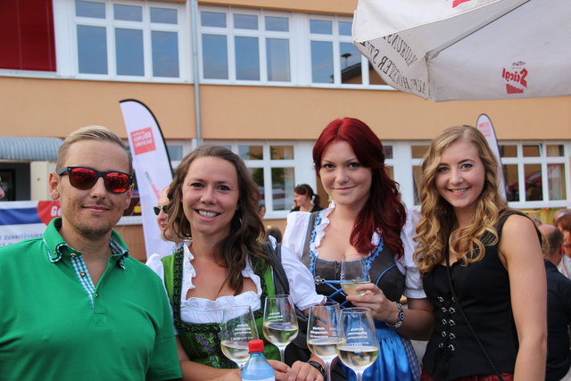 Edle Spitzenweine genossen diese Gäste bei der Weinkost. Zur Erfrischung gab es Mineralwasser von der BezirksRundschau. | Foto: Hinterberger