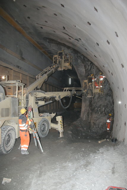Zeitliche und logistische Herausforderung: Im Tunnel wird mit Hochdruck gearbeitet.