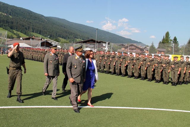 Die 2. Landtagspräsidentin Gudrun Mosler-Törnström und Militärkommandant Brigadier Heinz Hufler schreiten die Front ab.