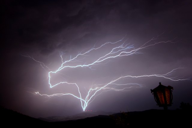 Blitz schlägt bei einem Nachtgewitter in ein Windrad am Masenberg