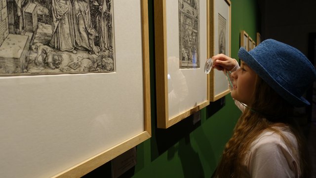 Albrecht Dürer ist auch für Kinder interessant. Sie können mit Lupen auf Entdeckungsreise in den Grafiken gehen