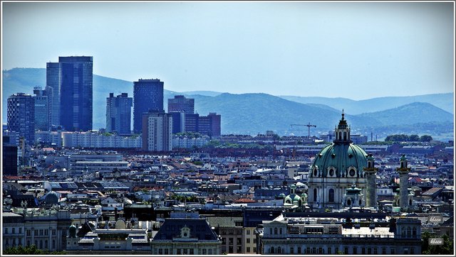 Der Blick, Richtung Süden über die Karlskirche zur Wienerbergcity. https://de.wikipedia.org/wiki/Matzleinsdorfer_Hochhaus