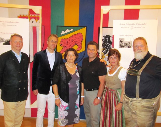 Eröffnung der Ausstellung "Spione, Schwindle, Schatzsucher" mit Obertrauner Amtshaus (v.l.n.r) stellv.dt. Botschaftler Sven Krause, Ausstellungsgestalter Ulrich Schiele, Landesrätin Ursula Lackier, Bürgermeister Egon Höhl, Sieglinde Köberl und Tauchlegende Gerhard Zauber. | Foto: Höll