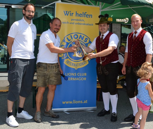 Der Lionsclub Hermagor konnte unter Präsident Erich Semmelrock der TK Mitschig ein neues Flügelhorn als Club-Spende übergeben.