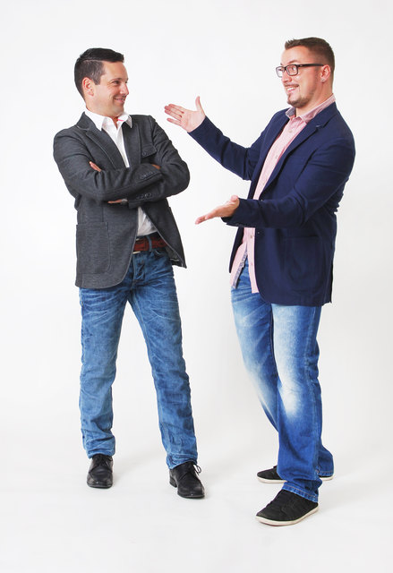 "Fockenbauer" Gunnar Zechner (links) und Peter Michael Kowal als lebende Schaufensterpuppen | Foto: Theny