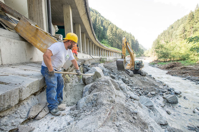 An der Wurmtalgalerie wird noch gearbeitet. Die Wasserbausteine werden mit Beton gesichert. | Foto: Land Tirol/Berger