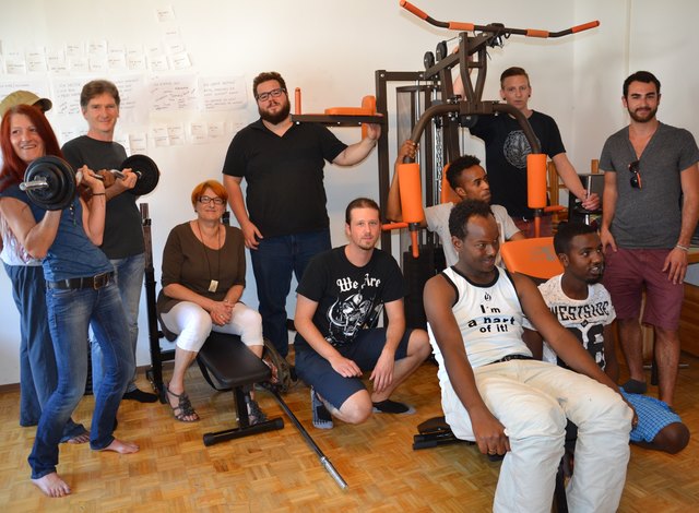 Elke und Hannes Herber und Susi Seifert vom Kulturverein d´Zuckerfabrik, die vier Bandmitglieder Thomas Roithmayr, Christoph Berger, Thomas Halbmayr und Michael Morawetz bei der Übergabe mit ein paar Flüchtlingen.