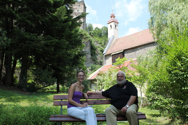 Im Park bei der Heiligblutkirche: Max Koschitz im Gespräch mit Redakteurin Bettina Knafl