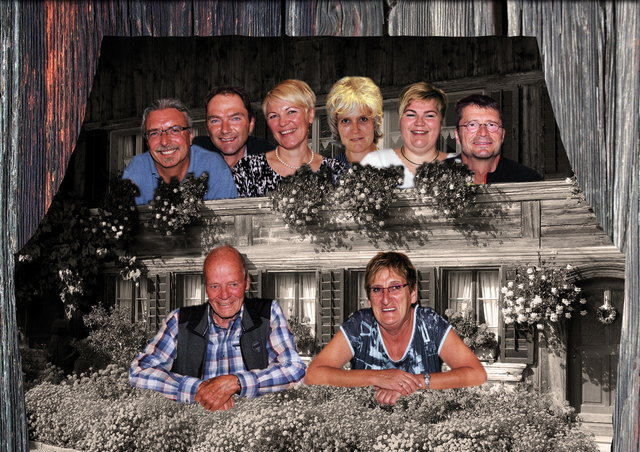 Die Darsteller des heurigen Stückes: Günther Schneider, Norbert Gratz, Maria Warscher, Gini Huter, Monika Oberlohr, Peter Mayer, Siegi Schimana und Christine Huter (v.l.) | Foto: Volksbühne Kals