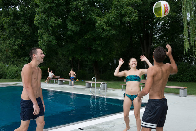 Benjamin (20), Julia (22), und Christian (19, v.l.) bei ihrer Lieblingssportart Volleyball.