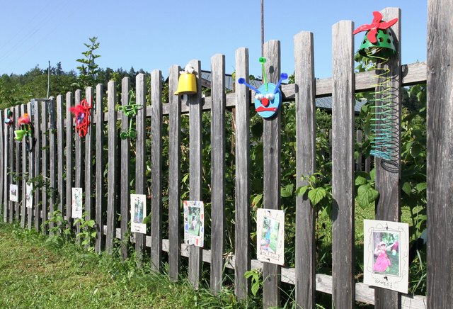 Recyclingkunst von Schulkindern im Garten der Galerie Šikoronja