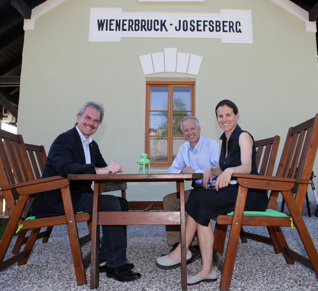 Verkehrslandesrat Karl Wilfing und NÖVOG Geschäftsführer Gerhard Stindl zu Besuch bei Veronika Nutz in Wienerbruck. (© NÖVOG / Luger)
