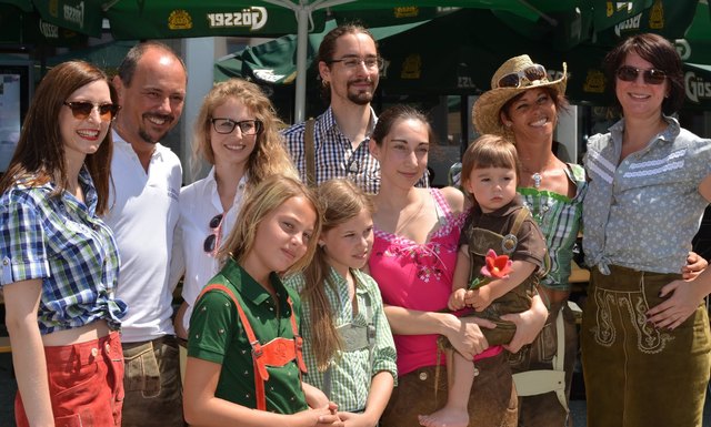 Lions Präsident Erich Semmelrock mit Sekretär Philipp Mödritscher und den Models von Wurzer Dirndl