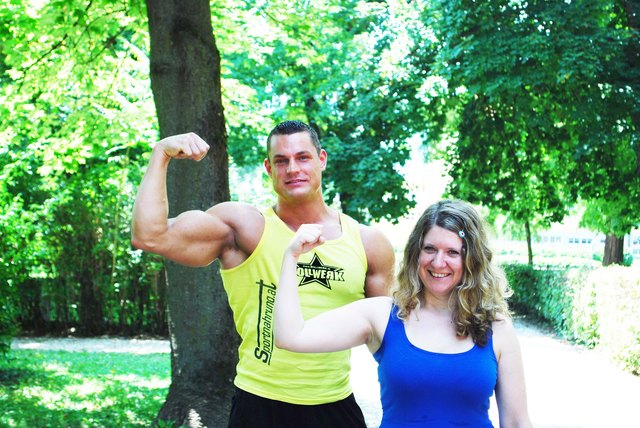 Beim Kräftemessen zog WOCHE-Redaktionsleiterin Petra Mörth gegenüber "Mr. Universe" Klaus Drescher natürlich den Kürzeren