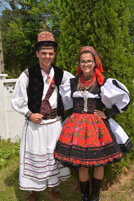 Rumänische Trachten aus Tarna Mare mit Neukirchner Kindern beim Besuch der Partnergemeinde | Foto: Vasile Conioşi-Mesteşanu