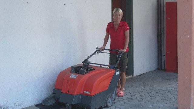 Karina Mischkulnig beim Reinigen der Böden | Foto: Magdalena Egger