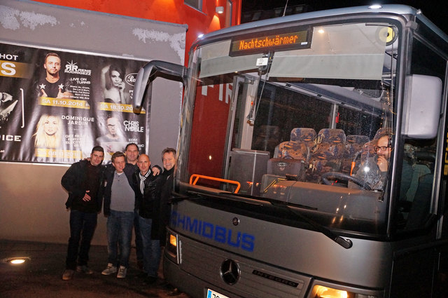 Rainer Schmid (re.) begrüßte die Fahrgäste zur letzten Fahrt des Nachtschwärmers (Dezember 2014).