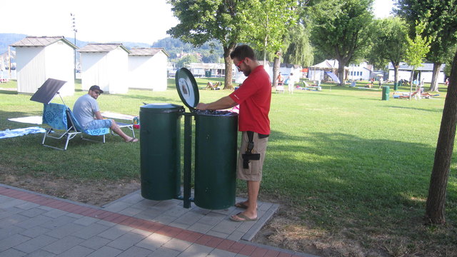 Auch die Mülleimer müssen geleert werden: Ferialpraktikant Kevin Woschitz | Foto: Magdalena Egger