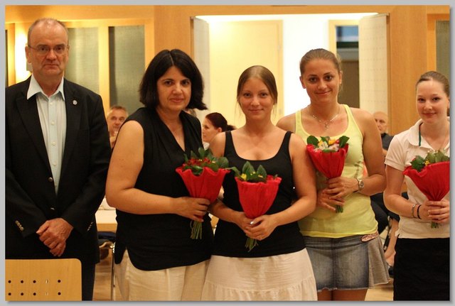 Verbandspräsident Eduard Herzog mit den Bundesliga-Aufsteigerinnen Karin Bacher, Andrea Seidl, Anna Ciuba und Kathi Pegoretti (von links). | Foto: Strelec