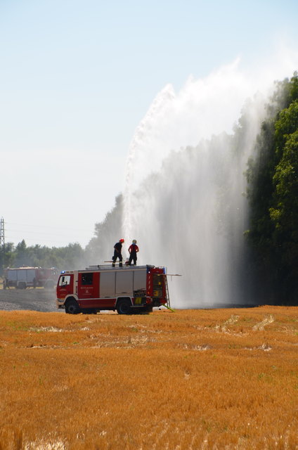 Mit einer Wasserfontäne bekämpften die Einsatzkräfte bei Nachlöscharbeiten den Brandherd.