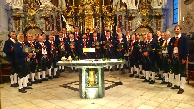 Der Männergesangsverein Oberperfuss war trotz Sommerhitze in voller Montur und gewohnt stimmgewaltig in der Wallfahrtskirche zu Gast. | Foto: privat