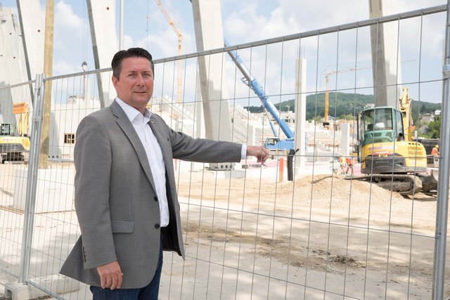 Das Allianz Stadion wächst: Projektleiter Harry Gartler bei der Baustelle der neuen Heimat des SK Rapid. | Foto: Arnold Burghardt