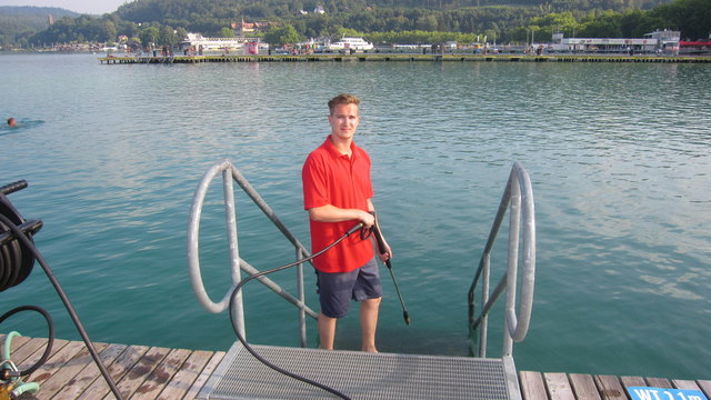 Ferialpraktikant Christopher Hribernik sorgt für Sauberkeit am Steg | Foto: Magdalena Egger