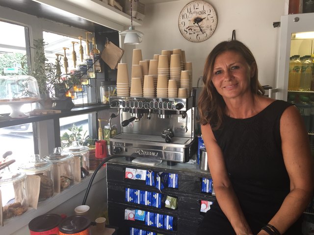 Janja Zlatic in ihrem Mini-Café am Mozartsteg