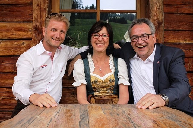 Gernot Riedel, GF des TVB, Katrin Holzbrecher von DERTOUR und Oskar Hinteregger, Regionmanager Österreichwerbung Deutschland. | Foto: Kitzbüheler Alpen