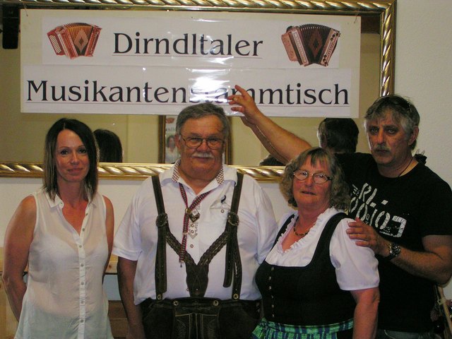 Die Wirtsleut, Sylvia und Karl Enne mit dem Stammtischteam, Josef und Maria Rathkolb