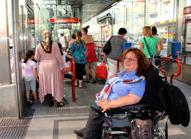 Bernadette Feuerstein in der Warteschlage vor dem einzigen (!) Lift zur U1- Station am Reumannplatz: Im Lift haben maximal zwei Kinderwagen oder Rollstühle Platz!