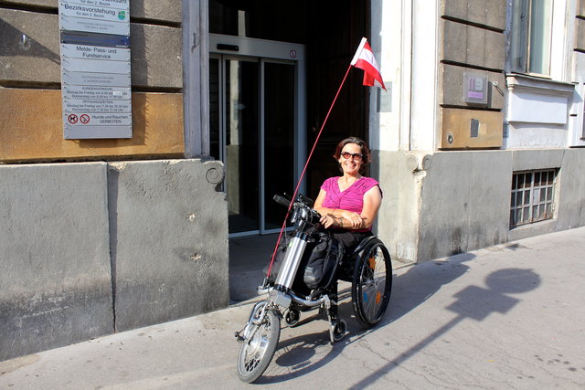 Kornelia Götzinger vor dem Amtshaus in der Karmelitergasse. Die Glastüre am Eingang öffnet automatisch.