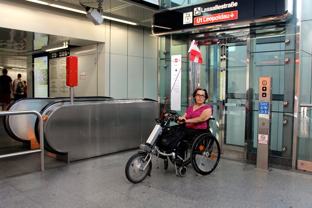 Hier geht´s zur U1: Im großzügig dimensionierten Lift.