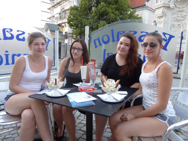 Dana, Sissi, Sarah und Celina im Eissalon Daniel am Hainburger Hauptplatz.