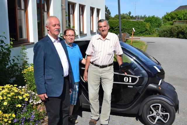 Johann Schneider, Werner Wachter, Josef Bruckner (v.r.) bei der Übergabe des E-Cars.