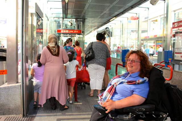Bernadette Feuerstein in der Warteschlage vor dem einzigen (!) Lift zur U1- Station am Reumannplatz: Im Lift haben maximal zwei Kinderwagen oder Rollstühle Platz!