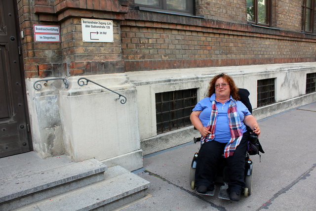 Amtshaus am Keplerplatz 5: Hier gibt es zwar den einzigen Behindertenparkplatz direkt vor der Türe, aber keinen barreriefreien Eingang - siehe Tafel!