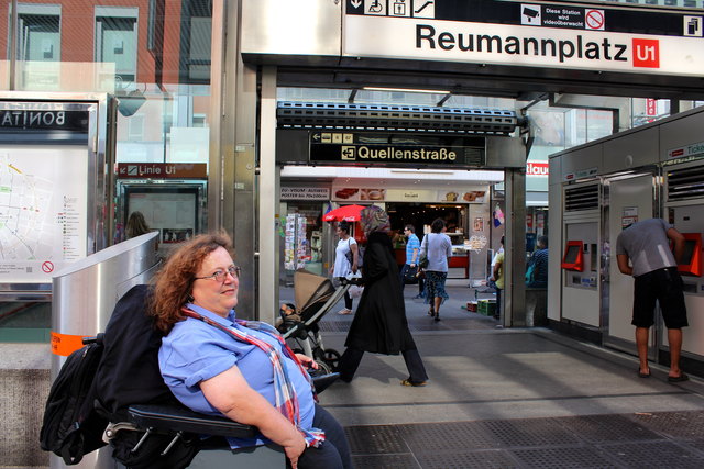 Bernadette Feuerstein vor dem einzigen barrierefreien Zugang zur U1- Station am Reumannplatz: Im Lift haben maximal zwei Kinderwagen oder Rollstühle Platz!